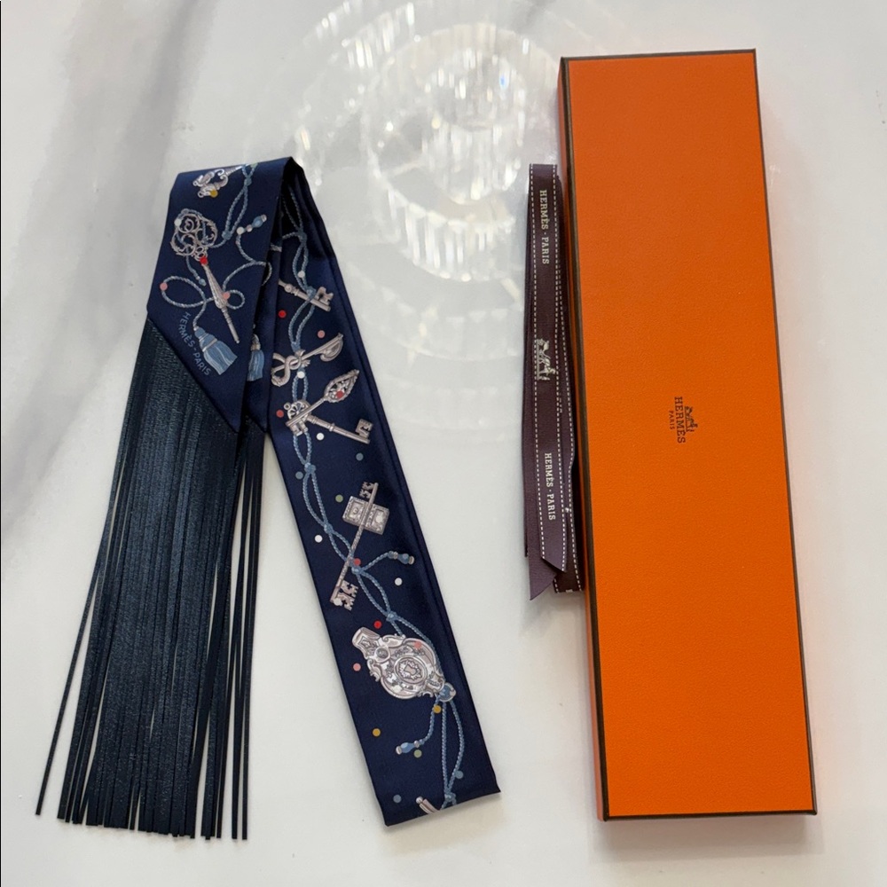 Brand new Hermes Les cles pois fringe leather twilly
